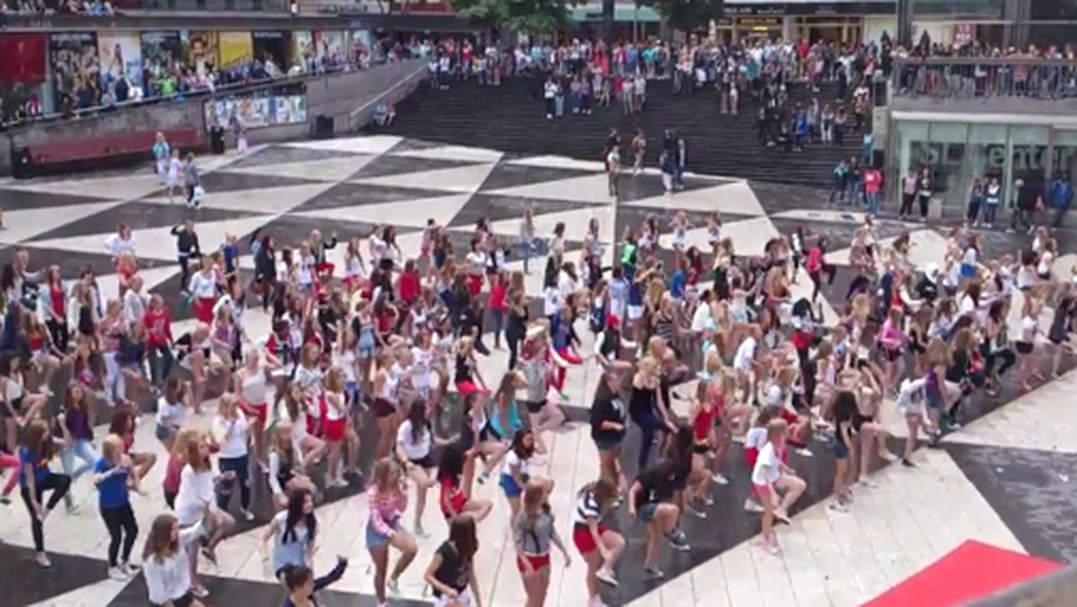 – We want One Direction to Sweden!, skrek de spritt språngande glada tjejerna i kör. 